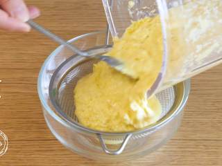 5、玉米胡萝卜羹,倒出来过滤玉米渣