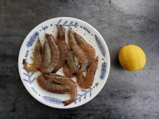1、宝宝辅食～鲜虾松,首先准备食材：鲜虾半斤、柠檬半个（去腥）