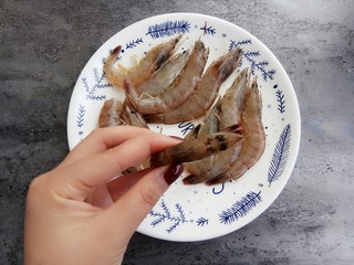 2、宝宝辅食～鲜虾松,首先把大虾洗干净，用剪刀把虾线剪掉
