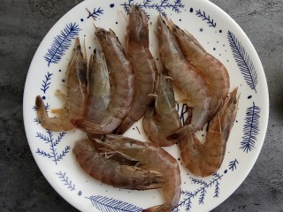 4、宝宝辅食～鲜虾松,挤上少许柠檬汁腌制一会儿（去去腥）