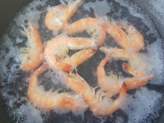 6、宝宝辅食～鲜虾松,大虾变色就是好了