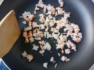 11、宝宝辅食～鲜虾松,小火慢慢烘干（切记小火）