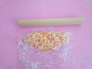 13、宝宝辅食～鲜虾松,放入保鲜袋里（家里没有保鲜袋了用的保鲜膜）
