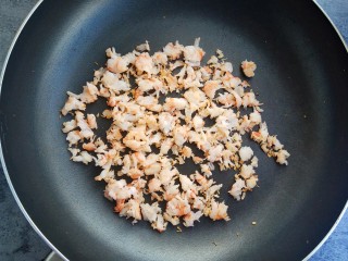 16、宝宝辅食～鲜虾松,再次放入锅中烘干，等到差不多干时