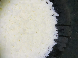 1、鲍鱼捞饭,米饭煮熟；