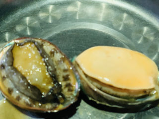 2、鲍鱼捞饭,鲍鱼准备2个；