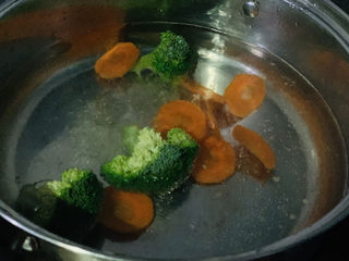 10、鲍鱼捞饭,水里加少许盐和油，烧开，加入西蓝花和胡萝卜；