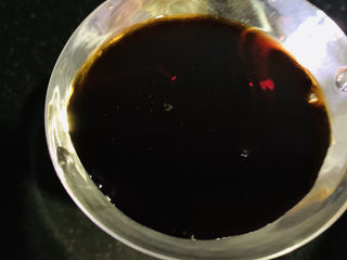 13、鲍鱼捞饭,锅里加2勺酱油；