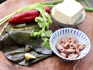 1、海带豆腐汤,首先备齐所有的食材。