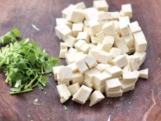 3、海带豆腐汤,香菜摘洗干净后用刀切段，北豆腐用刀切成小丁。