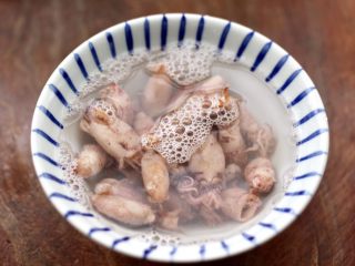 4、海带豆腐汤,海兔用清水浸泡软后清洗干净。