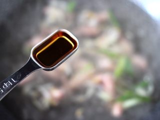 9、海带豆腐汤,加入料酒去腥提味。