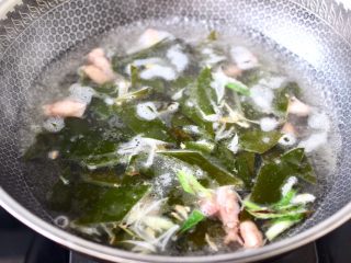 10、海带豆腐汤,这个时候放入焯好的海带。