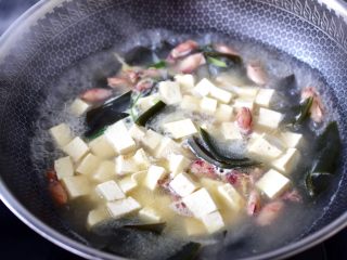 13、海带豆腐汤,这个时候加入焯好的豆腐，继续炖煮10分钟左右。