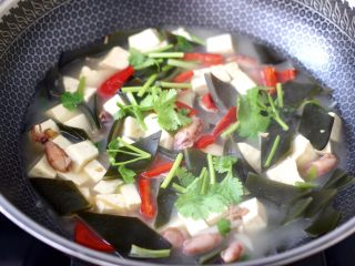 15、海带豆腐汤,大火烧至红椒断生变色，撒上香菜段，淋上芝麻油即可关火。