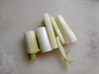 3、节节香,切适量大葱,西芹。起到去腥增香作用。