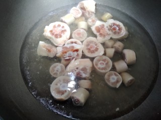 4、节节香,把猪尾焯水,加入适量料酒去腥。烧开以后关火。然后把猪尾清理干净。