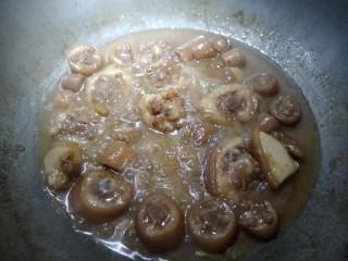 9、节节香,将锅内大料和大葱西芹全部夹起来扔掉。然后大火收汁。加入15克红辣油。让颜色更好看点!