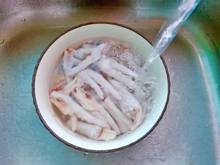 4、干锅西兰花,用剪刀把鸡爪的指甲剪了，不然影响口感。再用清水浸泡出杂质。