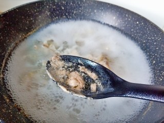 5、干锅西兰花,对虾冷水入锅，加姜片与料酒焯水，撇去浮沫。