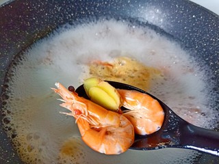 8、干锅西兰花,对虾冷水入锅，加姜片与料酒焯水一分钟后捞出控水。