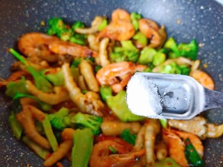 12、干锅西兰花,放入西兰花翻炒。放一点点食用盐调味。