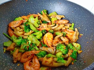 13、干锅西兰花,所有食材与调味料翻炒均匀即可关火出锅。