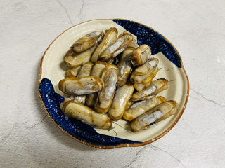 1、辣炒蛏子,将蛏子表面的泥土冲洗干净，再放入水里加入适量盐浸泡2小时以上，使其吐尽泥沙