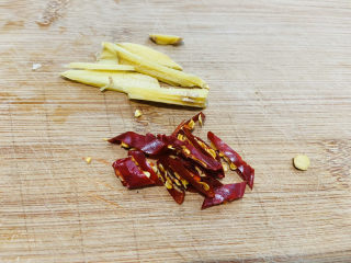 2、辣炒蛏子,生姜切丝、干辣椒切小丁备用