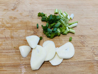 3、辣炒蛏子,香葱洗净切圈，蒜头去皮切片