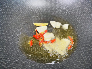 4、辣炒蛏子,起油锅放入姜丝、蒜片、干辣椒爆香