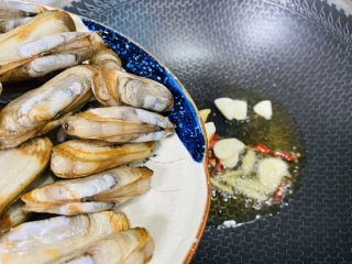 5、辣炒蛏子,倒入清洗干净的蛏子