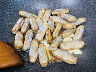 6、辣炒蛏子,大火翻炒片刻