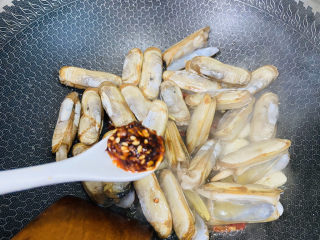 7、辣炒蛏子,加入辣椒油
