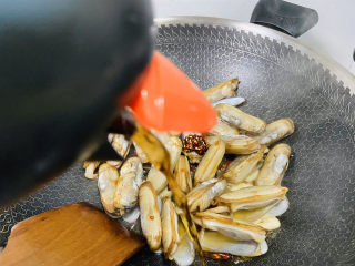 8、辣炒蛏子,烹入料酒