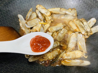 11、辣炒蛏子,甜辣酱翻炒至蛏子开口即可