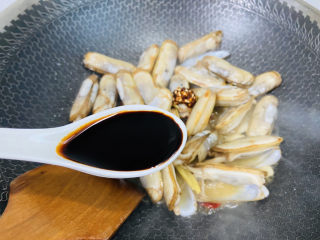 9、辣炒蛏子,烹入老抽