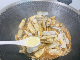 12、辣炒蛏子,鸡精调味