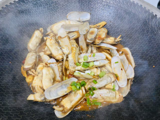 13、辣炒蛏子,撒入葱花