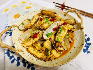 15、辣炒蛏子,辣炒蛏子色泽美观，鲜香味浓，可口美味！
