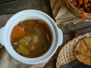 1、#一碗汤#清燥润肺汤,中医观点:秋入肺,肺主皮与肠表里相通,开窍于鼻。这句话的通俗意思就是秋天走肺经,皮肤干燥缺水 肠热 肠虚寒 或鼻炎都跟肺有关。平时可以根据季节身体状态煲一些食疗的汤水。