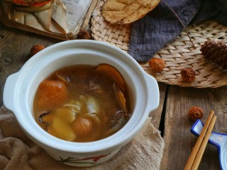 2、#一碗汤#清燥润肺汤,除海底椰和北杏仁煲好不能食用外,其它的都可以食用。这道汤风寒感冒也不宜食用。(这道汤是6——8人食的量)