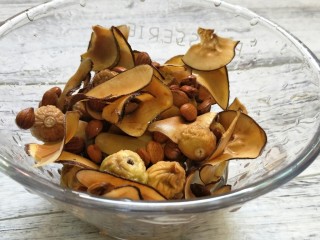 4、#一碗汤#清燥润肺汤,除百合外所有材料混合一起洗干净备用