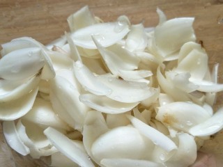 5、#一碗汤#清燥润肺汤,百合洗干净备用