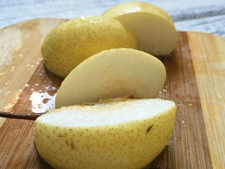 6、#一碗汤#清燥润肺汤,雪梨洗干净切块备用(不用去籽去皮)