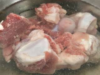 7、#一碗汤#清燥润肺汤,猪骨头洗干净加水调大火煮