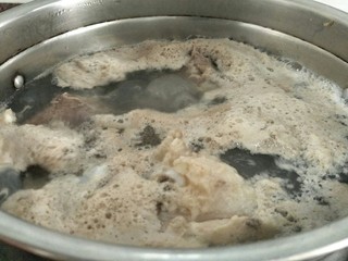 8、#一碗汤#清燥润肺汤,煮开后重新过冷水洗干净(这个步骤很重要,不然熬出的汤水容易有味道不够清甜)