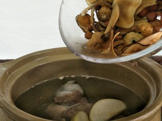 11、#一碗汤#清燥润肺汤,除百合外倒入其它的材料