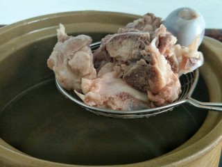 9、#一碗汤#清燥润肺汤,煲汤砂锅里加足量的水,放入洗净的猪骨头