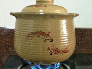 12、#一碗汤#清燥润肺汤,盖上盖子开大火,煮开后调小火慢熬至少1.5个小时